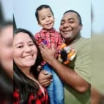 Filho ajudando o pai idoso a se exercitar